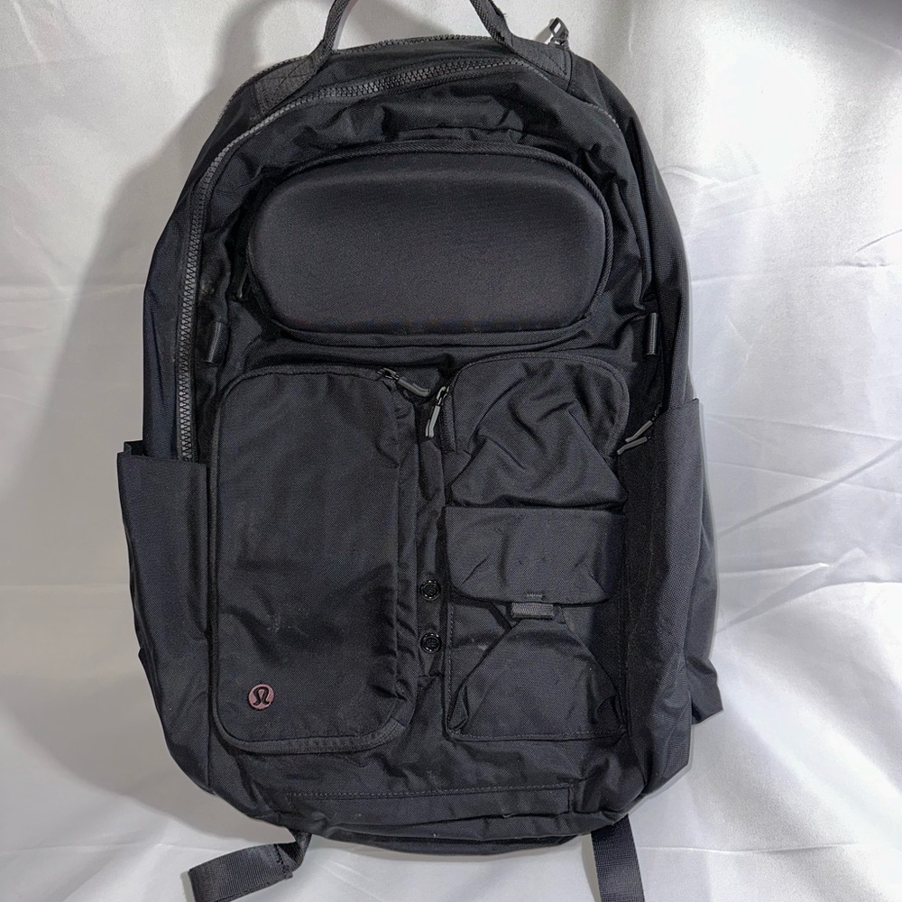LULULEMON.    “cruiser BackPack 23L”